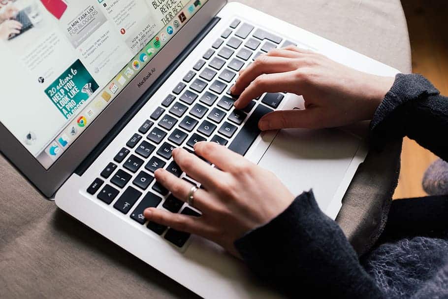 Naprawa klawiatury MacBook – kiedy wymiana jest konieczna i ile to kosztuje? Serwis Apple - naprawa iPhoe, iPad, MacBook i iMac - iDoctor Łódź, Kraków, Warszawa, Poznań, Wrocław, Gdańsk